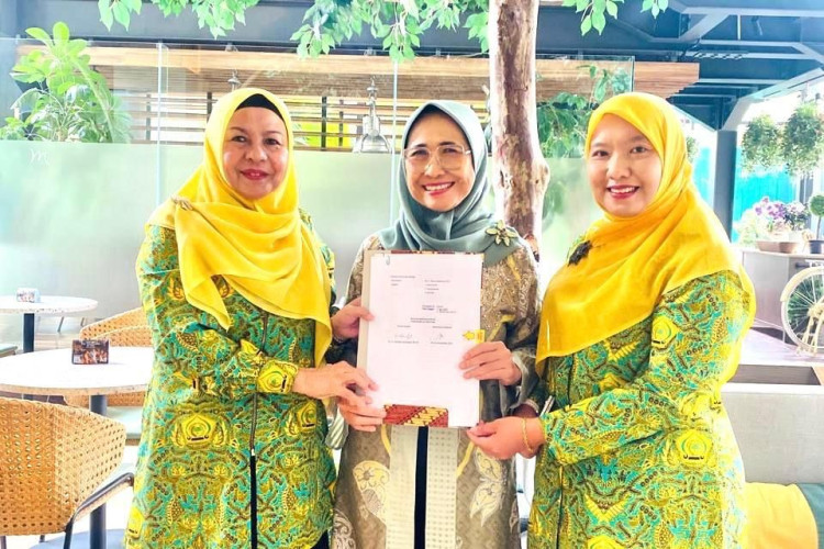 Terima SK Kepengurusan dari Ketum DPP Pengajian Alhidayah, HJ Nuraini Terima Tugas Khusus Kembangkan Organisasi di Provinsi Riau
